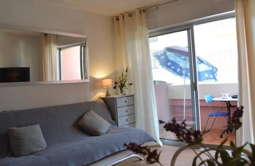 Sainte-Maxime Apartment | Sainte-Maxime : Studio cabine avec piscine, parking, climatisation et terrasse - FR-1-226-294