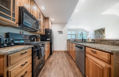 Estes Park Villa | SALE! Hot tub, fireplace, king bed, A+ location!