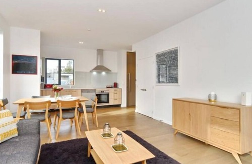 Christchurch City Centre Apartment | Salisbury Style-City location: Spacious two bedroom apartment