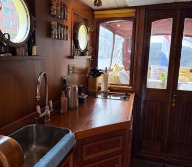 Groningen Boat Rental | Salonboot de Wending