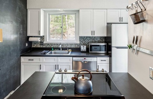 Quechee Condo | Saltbox-Style Condo, Steps from Simon Pearce
