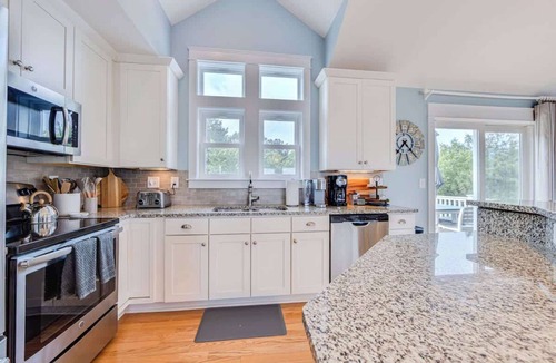 Corolla House | Saltwater Pool, EV Charger, and Walk to Beach!