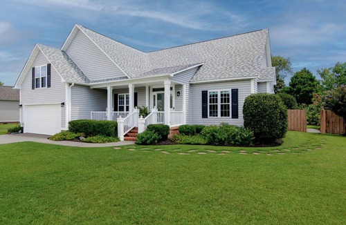 Myrtle Grove House | Saltwater Pool-Hottub-4 BR 3 BA-King beds-7 miles to the Beach!