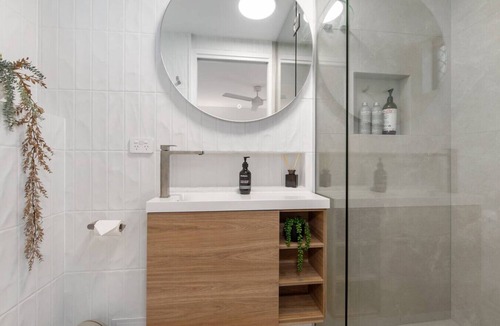 Burleigh Heads Apartment | Salty`s at Burleigh - Central, Spacious, WiFi