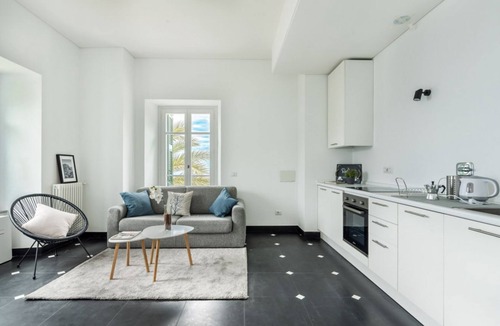 Corniglia Apartment | Salty Sky Flat is the perfect environment to wake up in the morning in a good mood thanks to its beautiful sea view that you can enjoy from the windows and from the private balcony, the novelty of the furnishings combined with the private parking will ma