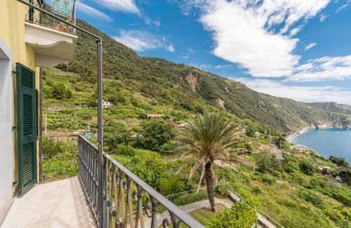 Corniglia Apartment | Salty Sky Flat is the perfect environment to wake up in the morning in a good mood thanks to its beautiful sea view that you can enjoy from the windows and from the private balcony, the novelty of the furnishings combined with the private parking will ma