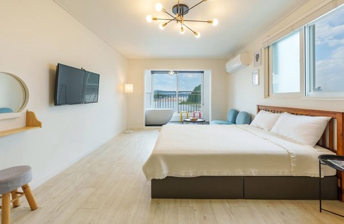 Samcheok House | Samcheok Kong & Bee Ocean View Spa Pensi