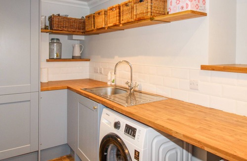Langton Matravers Cottage | SAMPHIRE COTTAGE, pet friendly, with a garden in Langton Matravers