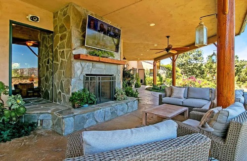 Fallbrook House | San Diego -Fallbrook- LAKEFRONT resort Style Lakehouse w/Pool,Spa, Beaches close