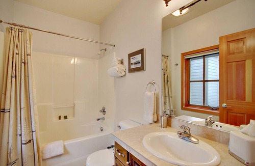 Friday Harbor Condo | San Juan Suites- Channel Room! Downtown!
