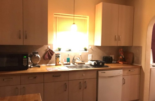 South Central Houston Apartment | SANCTUARY: Huge 2/1 apt, K & Q BR, wifi, W&D. Near MedCntr, DT, NRG, TSU/UH