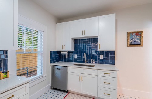 University Heights House | Sanctuary on 3rd | Walk to UF Parking Grill