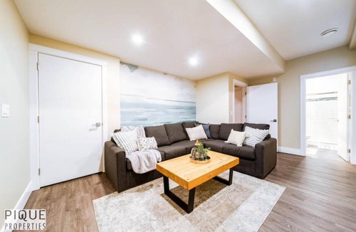 Mayfield Apartment | Sanctuary Suite - KingBed - Wifi - Near WEM - Rogers