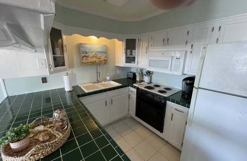 Sneads Ferry House | Sand Dollar Bay II - Cheerful Beach Bungalow across the street from the BEACH!