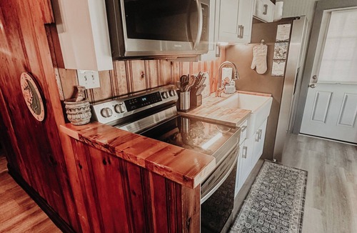 Colington Cottage | Sand Life - Pelican's Southern Nest! - Pet Friendly!