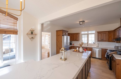 Bluewater Beach Villa | Sandals Of Tiny ~ Sleep16✔Hot tub✔Sauna✔3 Min Walk to Private Beach Georgian Bay