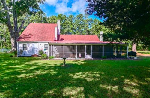 Fentress House | Sandbridge Farmhouse…1 mile to Sandbridge, all new renovations, 2 acres, pool