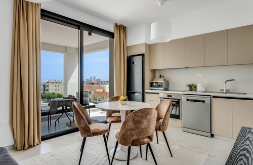 Agios Athanasios Apartment | Sanders Elgio - Charming Studio with Balcony