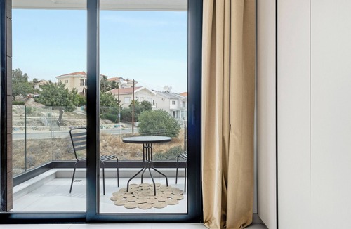 Agios Athanasios Apartment | Sanders Elgio - Neat 3-Bdr Apt with Rooftop
