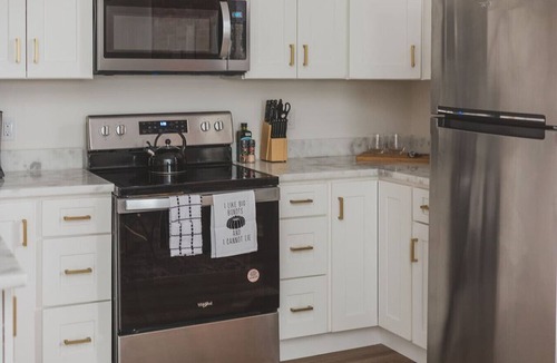Martinsburg Apartment | Sandringham house- Efficiency Suite