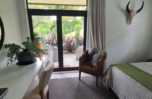 Snells Beach Bed & Breakfast | Sandspit Sanctuary. Surrounded by birdsong. Close to Matakana, Omaha and Marina