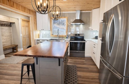 Motley House | Sandy Beach|Lake side Firepit|2 Docks|4 Mins To Golf Course