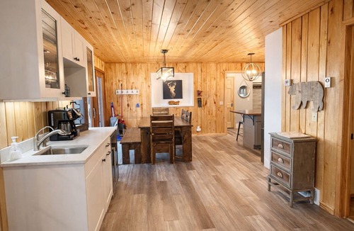 Motley House | Sandy Beach|Lake side Firepit|2 Docks|4 Mins To Golf Course
