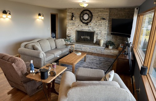 Markesan Cottage | Sandy Beach Lakefront Cottage on Green Lake Terrace