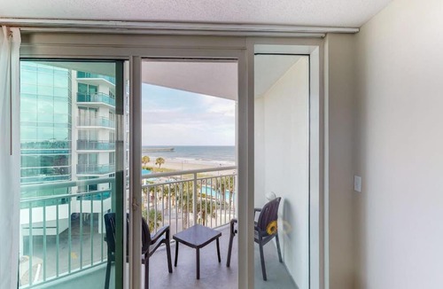Downtown Myrtle Beach Apartment | Sandy Beach Resort 504