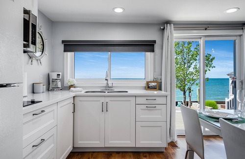Leamington House | Sandy Beach w/Lake Access | 2BR Near Point Pelee