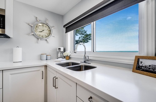 Leamington House | Sandy Beach w/Lake Access | 2BR Near Point Pelee