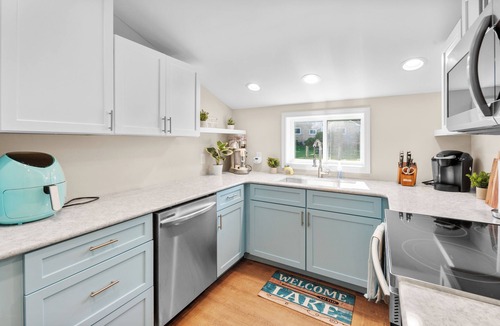 Lakeview House | Sandy Beachfront Lakehouse with Amazing Views!