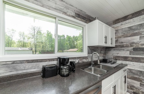 Manitoba House | 🏖 Sandy Hook: 2 Queens, Pet Friendly, One Min to Beach, Ice Fishing and Snaks