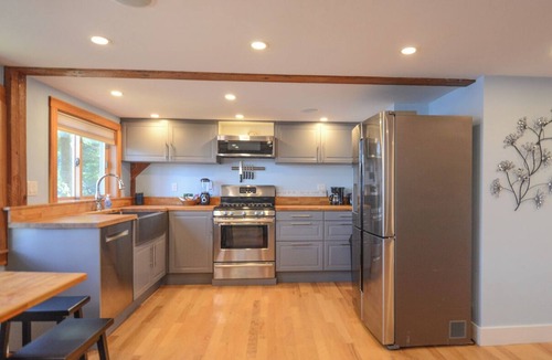 Deerfield House | Sandy Shore on Pleasant Lake