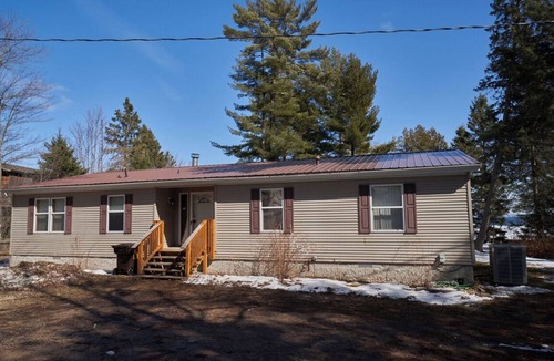 Nadeau House | Sandy Toes Retreat, pet friendly & just 25 steps to a sandy beach Lake Michigan.