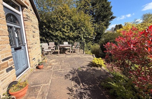 Horsforth House | Sandywell Cottage - Families, Contractors, Airport