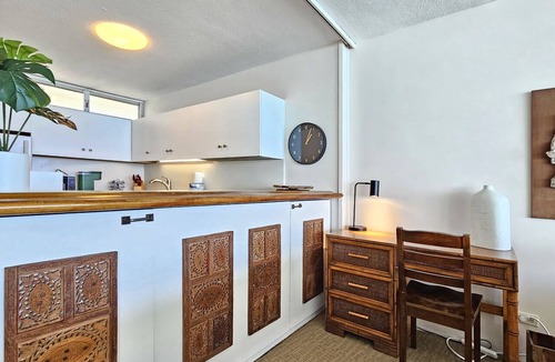 Diamond Head - Kapahulu - St. Louis Apartment | Sans Souci 1104 🏵 King Bedroom Beachfront 1 Bedroom 30+Nights