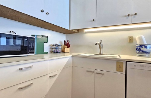 Diamond Head - Kapahulu - St. Louis Apartment | Sans Souci 1104 🏵 King Bedroom Beachfront 1 Bedroom 30+Nights