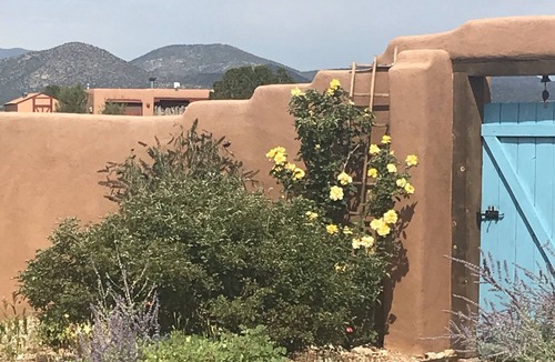 Eldorado at Santa Fe House | Santa Fe charm with Eldorado space, quiet, mountain views and dark skies.