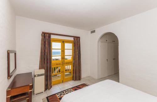 Shaka's Rock Apartment | Santorini - Perissa 32
