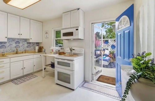 Des Moines House | Santorini staycation in the heart of Des Moines! w/Hot tub & bonus tiny house