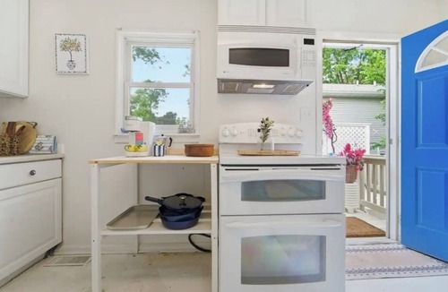 Des Moines House | Santorini staycation in the heart of Des Moines! w/Hot tub & bonus tiny house