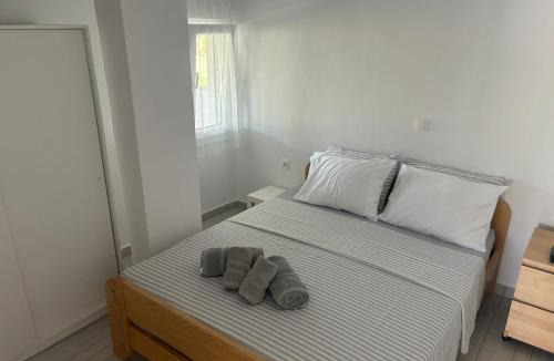 Nea Mesagkala Apartment | Sapphire Apartment , Beachfront Family Apartment for 4 with Private Garden, 1-Minute Walk to the Beach