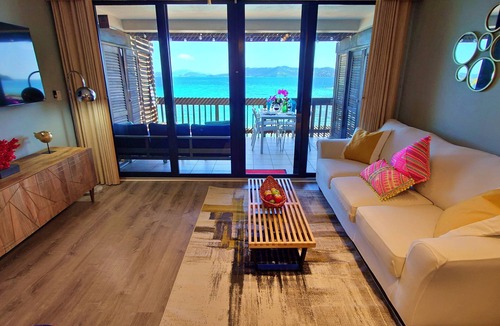 Red Hook Condo | 🌴 Sapphire Beachfront New Renovated Villa Perfect for Family WiFi ★