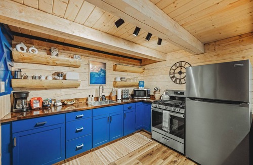 Badger Cabin | Sapphire Elegance Cabin w/Running Water & Shared Sauna