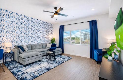 Camelback East House | Sapphire Leaf- Luxury 3BR- Pool, King Beds, Spacious, Quiet, Garage, Close to Airport and OldTown