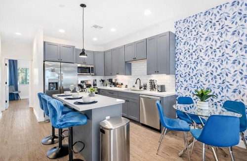Camelback East House | Sapphire Leaf- Luxury 3BR- Pool, King Beds, Spacious, Quiet, Garage, Close to Airport and OldTown