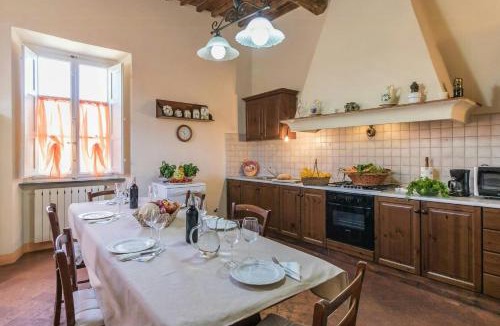 Guamo Apartment | Sara Spacious Private Pool Apartment Near Lucca