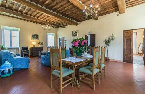 Guamo Apartment | Sara Spacious Private Pool Apartment Near Lucca