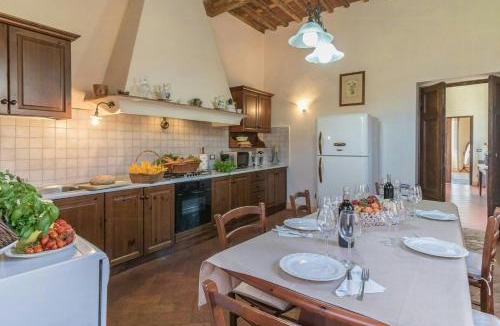 Guamo Apartment | Sara Spacious Private Pool Apartment Near Lucca